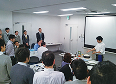 サントリー株式会社 求人 フードのプレゼンシーン。開発したレシピはそのコンセプトから調理行程までを丁寧に説明していく必要があります。
