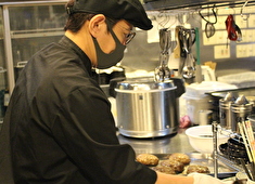 「焼肉たかやま」／株式会社CTM 求人 キッチン内は衛生管理を怠らず、協調性をもって仕事に向きあっています。