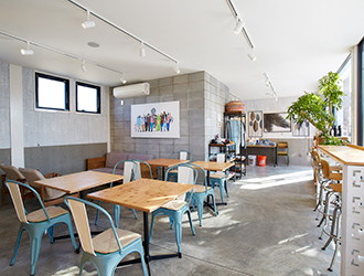 株式会社バンブック（Bambook Inc.） 求人 海がすぐ近くのオシャレなお店！ヴィスラカフェ・パラソルクラブハウスでは、アパレル商品や雑貨も販売しています。