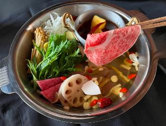 「SALMON NOODLE YOKOHAMA」他／株式会社ごんじゅ 求人 「ごんじゅ」の看板商品。薬膳をたっぷり使用した特製スープの「薬膳ハリハリ鍋」。薬膳の資格も取得できます◎