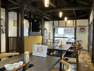 「SALMON NOODLE YOKOHAMA」他／株式会社ごんじゅ 求人 古民家をリフォームした「薬膳ハリハリ鍋ごんじゅ はなれ」。ランチは薬膳を取り入れたカレーをご提供しています。