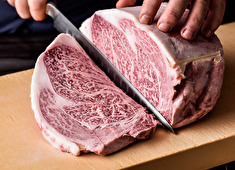 「炙り コギヤ 町屋」「肉匠 コギヤ 宴庭 五反田」／KOGIYA GROUP（株式会社 廣村商事） 求人 『肉の切り方』など、基本技術から応用の部分まで、しっかりと習得できるから、将来の選択肢も広がる職場です！