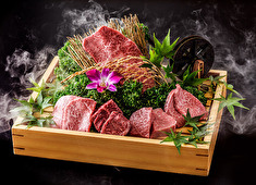 「炙り コギヤ 町屋」「肉匠 コギヤ 宴庭 五反田」／KOGIYA GROUP（株式会社 廣村商事） 求人 部位ごとに違った仕込みを施し、最高の状態で召し上がっていただく…当たり前を大切に、日々営業を続けています。