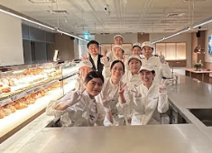 株式会社ドレステーブル（DRESSTABLE.Co.,LTD）／TruffleBAKERY(トリュフベーカリー)etc. 求人 平均年齢は28歳！若くして人気ブランドの店長として活躍するスタッフも多数在籍中です。