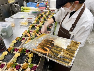 和食 伊豆の旬 やんも 求人 仕出し弁当の調理場も同時募集！土日休みの働きやすい環境です。和食の技術を活かした本格和食のお弁当を提案しています！
